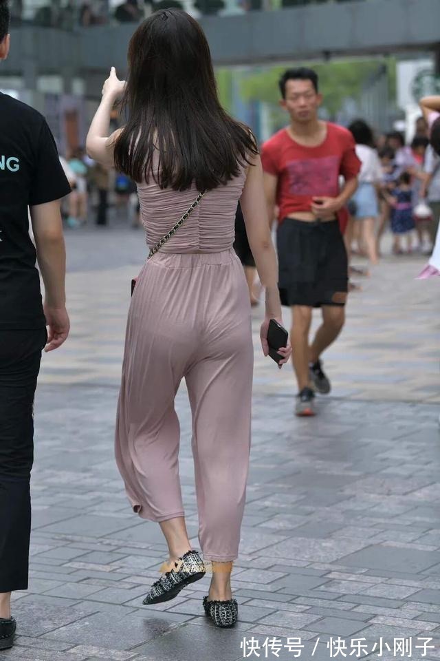 吊带衫 小姐姐身穿粉色吊带搭配粉色阔腿裤少女心满满,高级感十足