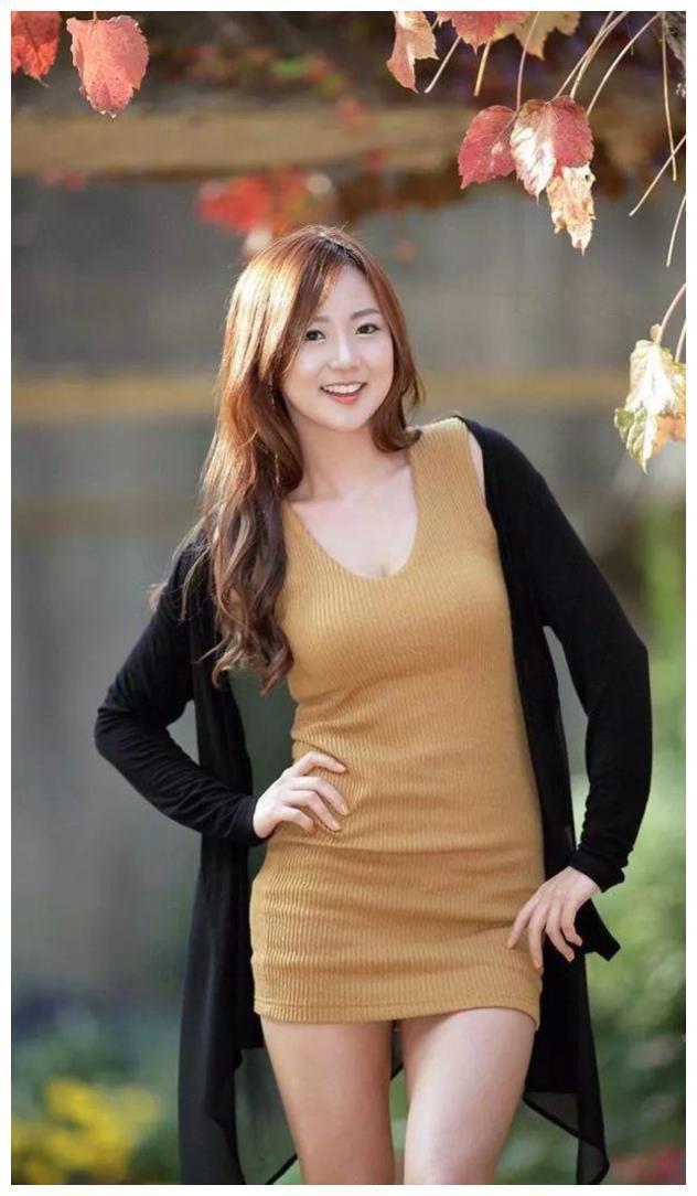 连衣裙 简约的修身连衣裙,把腰线勾勒得非常动人,彰显出独特的韵味魅力