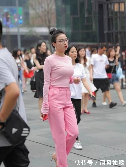 粉色 小姐姐选择了一整套粉色的套装,有一颗少女心,很有气质