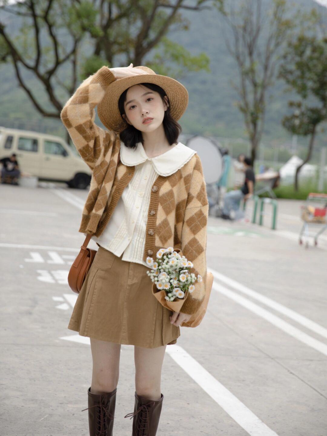 保暖 秋季想要穿出甜美可爱风,一定少不了蓝色针织开衫的搭配!