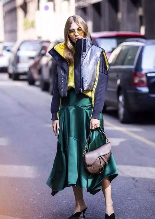 ?穿来穿去，还是觉得羽绒服最配“裙子”，时髦显气质，还保暖