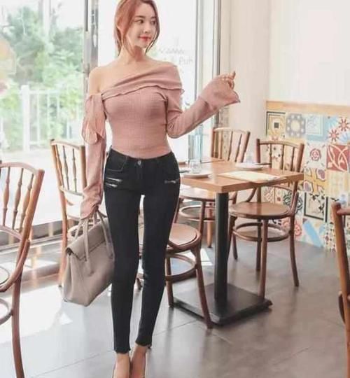 苗条|街拍牛仔裤极易修饰腿部线条,让小姐姐拥有优雅女神身材