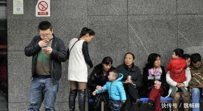 宝爸|孩子出生长了“凤爪”,孕妇撒谎因为吃了鸡爪子,被医生当场揭穿