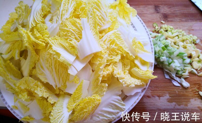 天冷了，多给家人做此鱼吃，刺少肉嫩营养高，和白菜一起炖最香！