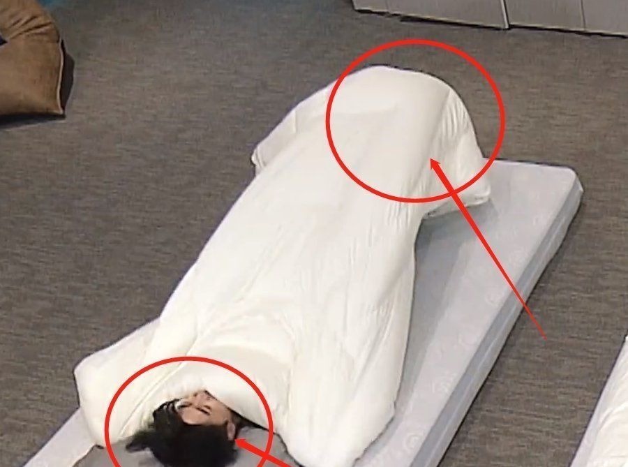 跑男首期预告曝光,baby撕李晨的名牌,蔡徐坤进被窝速度太好笑了