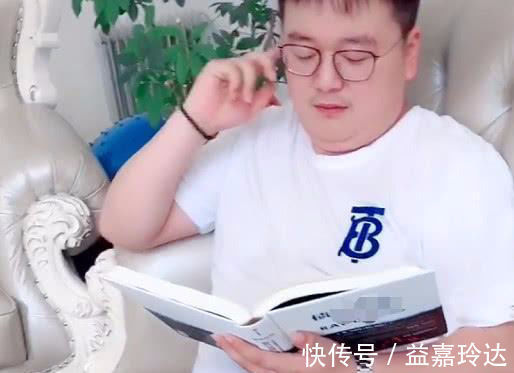 套路|“装模作样奶爸”带娃看书火了，娃走过最长的路，就是爸爸的套路