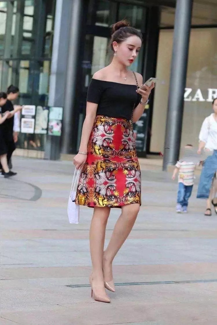 气息|街拍:高跟鞋时尚搭配,展现出女性身上成熟的气息