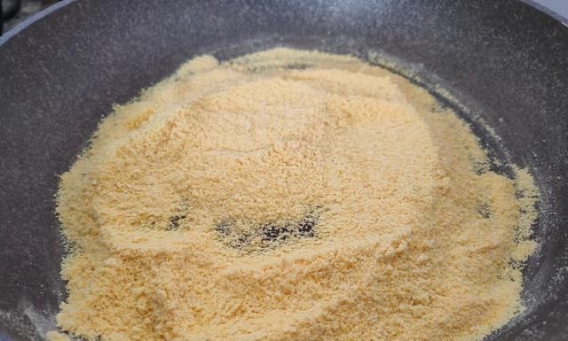 早餐吃它不用早起，这种粗粮面炒一炒存起来，每天冲1碗，香又暖