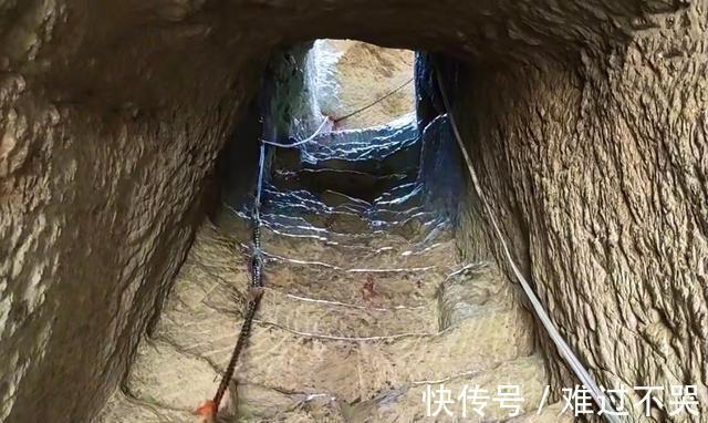 台阶|爬上悬崖峭壁，发现1500年的道观里有一条大白蛇，但很难上去