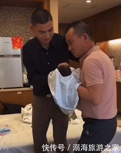 爷爷|爷爷嫌宝爸抱娃像“端菜”,自己抢过来抱时,宝妈刀口差点笑开