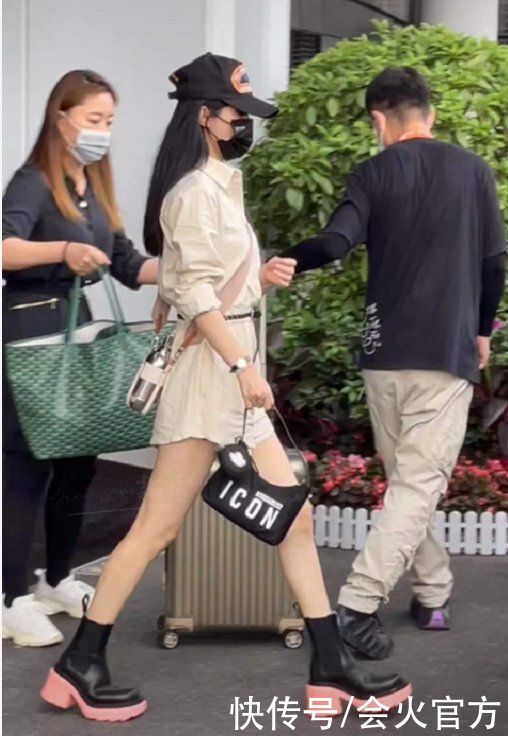 偷拍|赵丽颖在机场被偷拍,身上背着铁水壶获多人护送,一双漫画腿吸睛