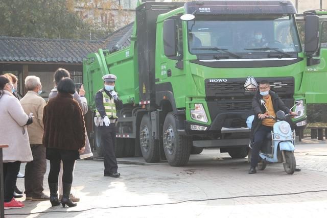 安全意识|在“全国交通安全日”，成都交警为了文明出行送上这些宣传“大礼包”