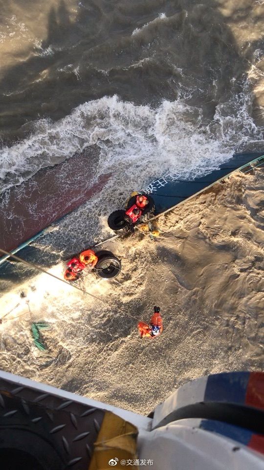 侧翻|渔船侧翻5人被困 直升机紧急救助