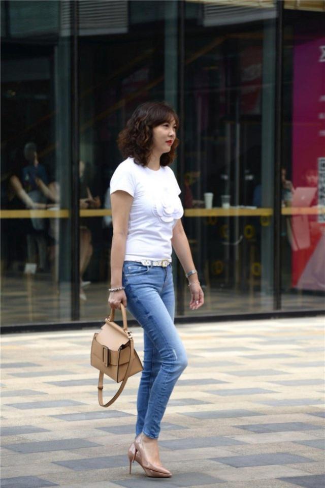 街拍:脸上化了淡淡的妆的小姐姐,蓝色牛仔装搭配帅气大方