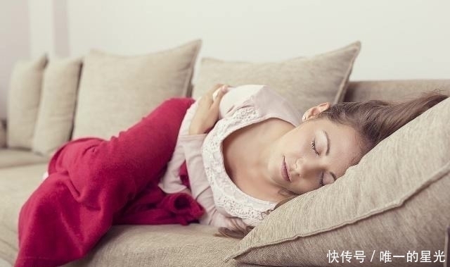 子宫|女人来“大姨妈”时,如果有这4种表现,说明子宫挺健康!