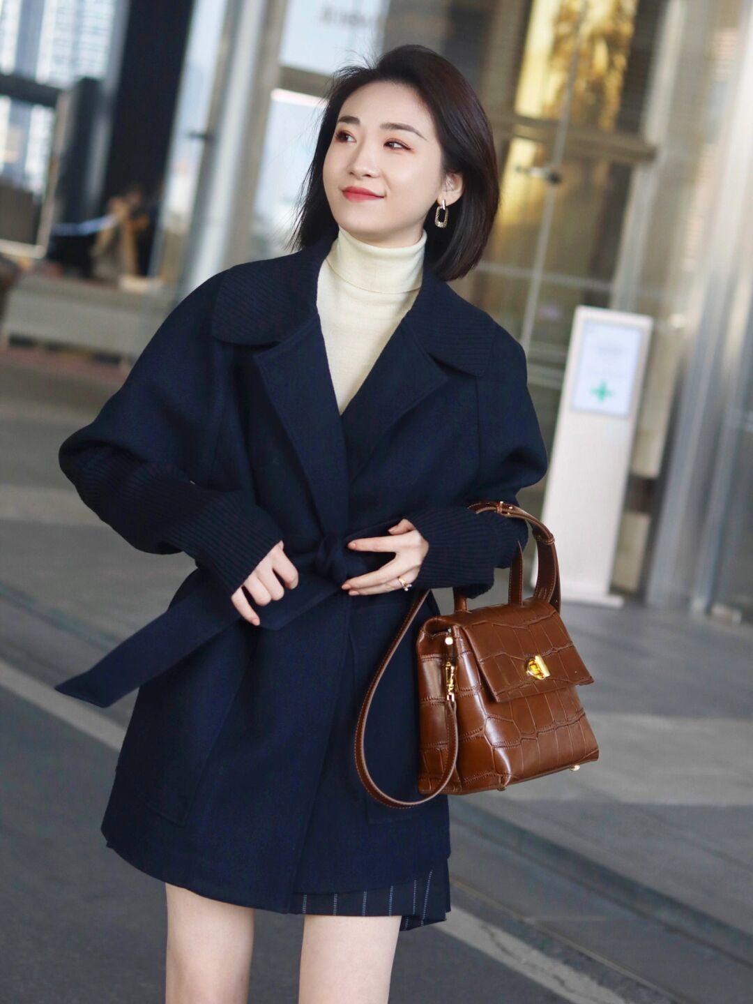 大衣 这个冬天一定要做好保暖工作,棕色羽绒服+直筒牛仔裤,休闲又百搭!