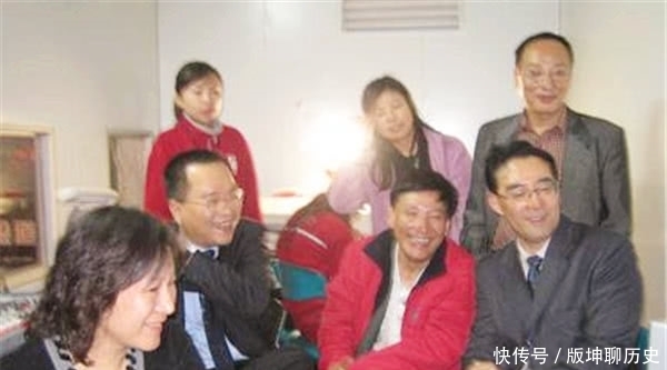 她顶着压力跟老师结婚,婚后生下一对龙凤胎,其中女儿家喻户晓