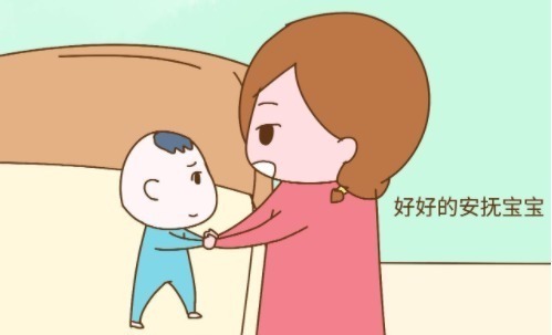 “宝宝被骂哭，为啥还伸手让妈妈抱”？看完心都要化了