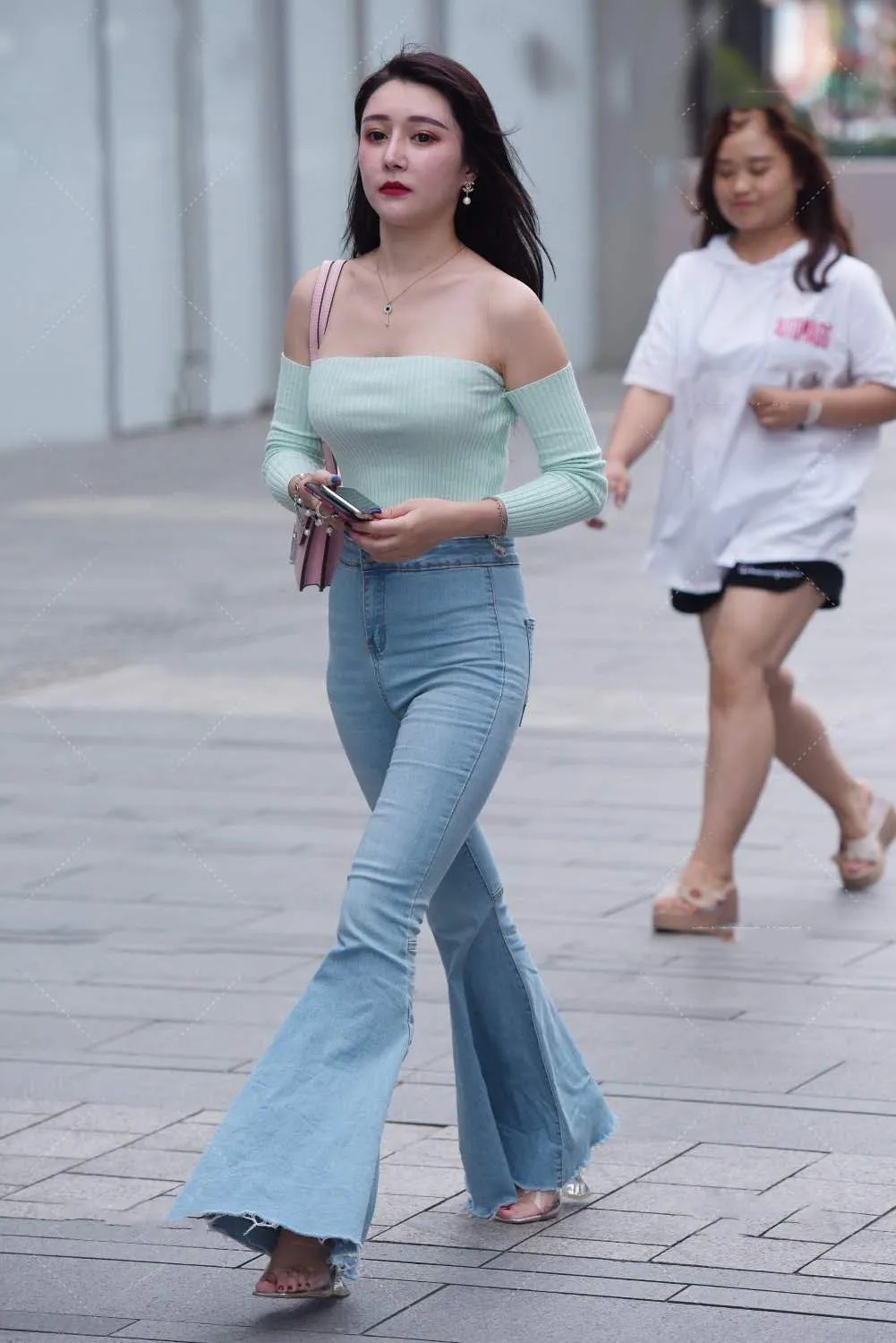 精致的温柔风穿搭，薄荷绿一字肩T恤+喇叭牛仔裤，清凉时髦又不失女人味