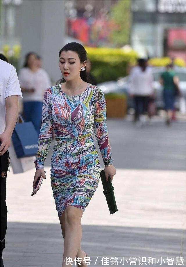 减龄 上了年纪的女人千万别穿得太低俗,印花连衣裙,甜美优雅又减龄!