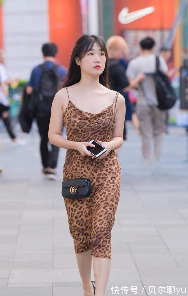 小腿肚|豹纹元素内涵丰富又性感,美女选择豹纹吊带连衣裙,凸显时尚气质!