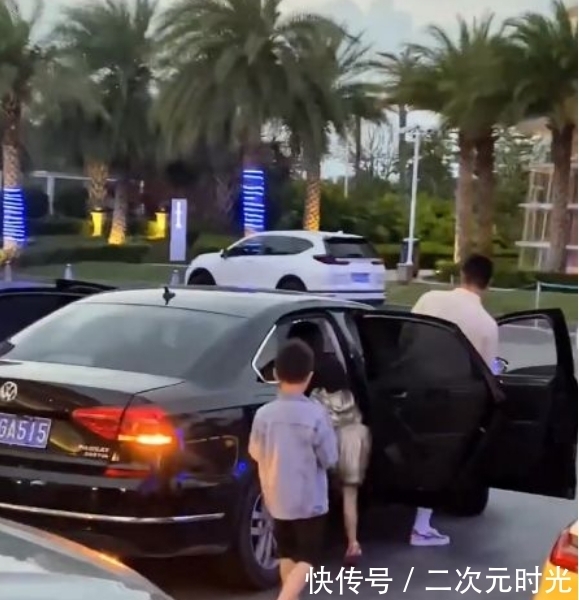 儿子嗯哼|杜江霍思燕观看儿子演出,7岁嗯哼参与歌词创作!自信大方地表演