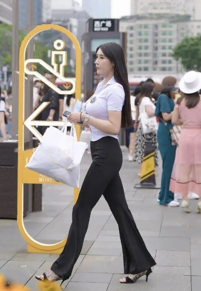 白衬衣 今年火了一款新穿搭,“小黑裤+白衬衣”,化解了大胯的烦恼!