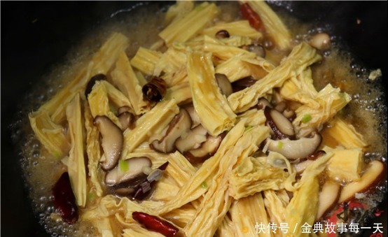 香菇腐竹|泡腐竹时，别放到水里直接泡，学会饭店的方法，泡发快、不夹生