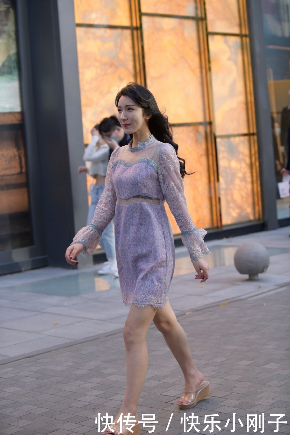 时髦姑娘这样穿,紫色连衣裙搭配蕾丝花纹,精致洋气