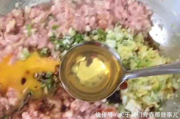鲜嫩|调肉饺子馅别加料酒!记住“盐水油”3步,咬一口满嘴油,香喷喷
