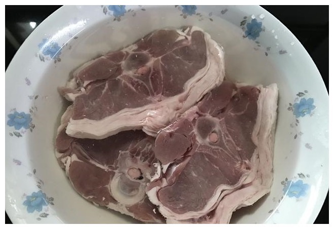 肉香四溢的黑椒羊排,一口平底锅就能做,又香又嫩,真过瘾