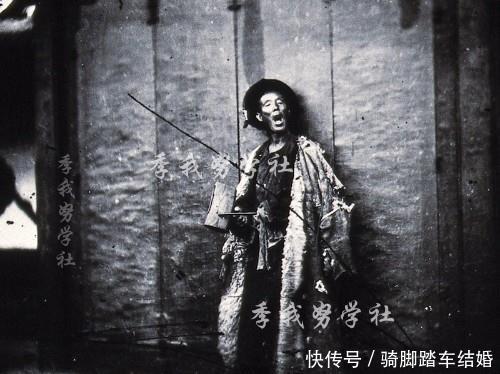 差距|晚清的阶层差距官员在椅上正襟危坐打更人靠在门上快睡着！