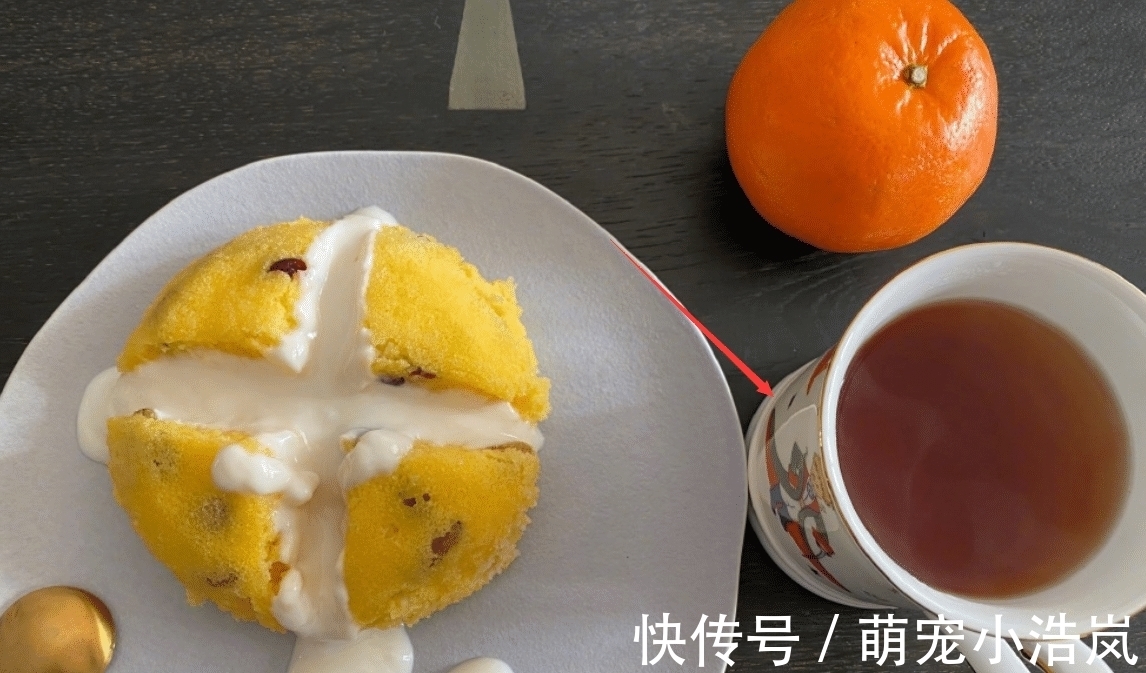 放假|何炅放假在家做蛋糕,却意外带火蛋糕旁边的杯子,带货能力没谁了