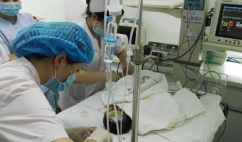 家长|母亲给喂食,两岁女童胃部被涨破,这个错误很多家长仍在继续犯