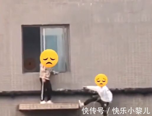 跳远|两男孩在楼顶“立定跳远”,危险动作惹网友捂眼:不是玩耍是玩命