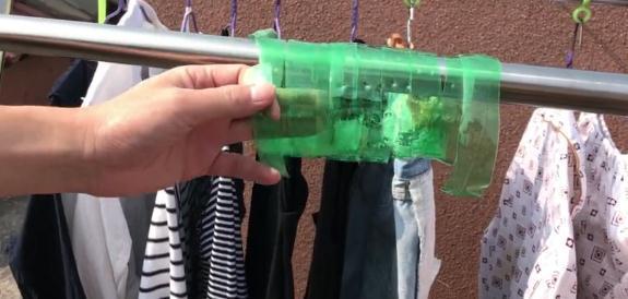 塑料瓶上剪几下,用来晾晒袜子太实用,家家户户都用得到