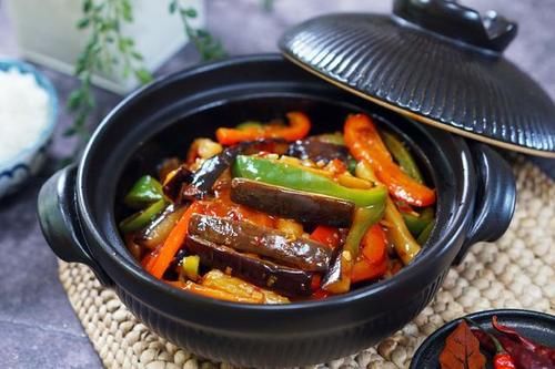 美食优选：辣爆圆白菜，鱼香茄子，青蒜炒肉丝的做法