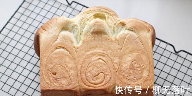最近这吐司火了，隔天做一个，松软又拉丝，加点料早餐不重样！