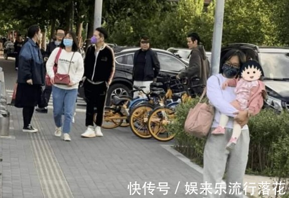 向华强|向佐一家逛展被遇!郭碧婷打扮随意显发福,72岁向华强比儿子时髦