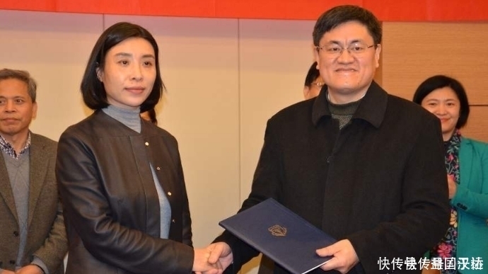 公司|曾坐拥30万员工,后将公司卖给马云,今靠雨伞再登富豪榜
