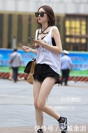 路人街拍,小姐姐身穿短款皮衣,很酷,充满野性美