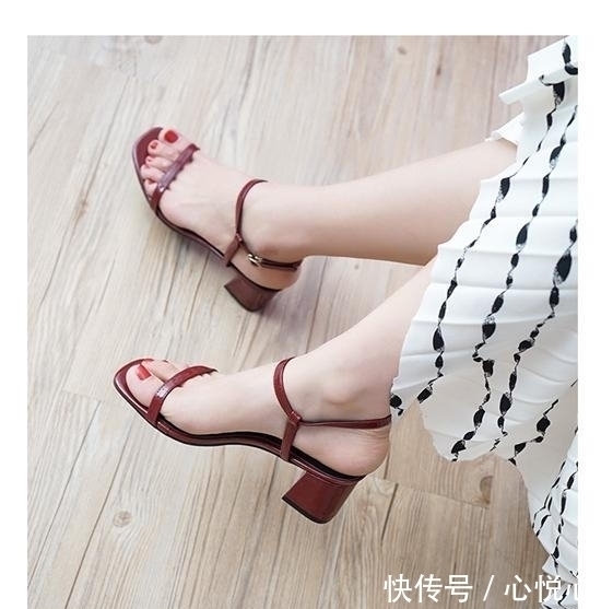 高跟凉鞋|一字带高跟凉鞋,让你的脚踝看上去更有线条感