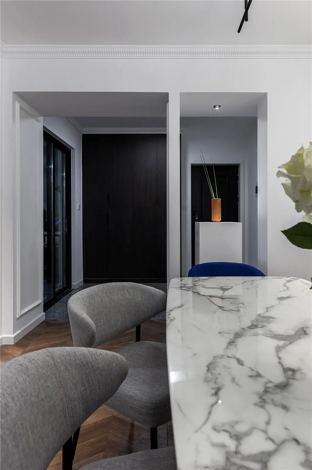 空间|130㎡现代简雅,极简无主灯的空间,简欧线条装饰,独特高级