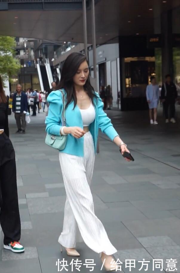 搭上|运动背心搭上阔腿裤,个性不羁,街头就是她的秀场