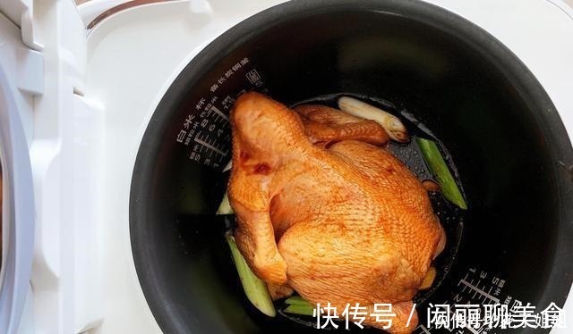 调料|电饭煲也能做烤鸡，鸡肉鲜嫩多汁，香软脱骨，味道不比买的差