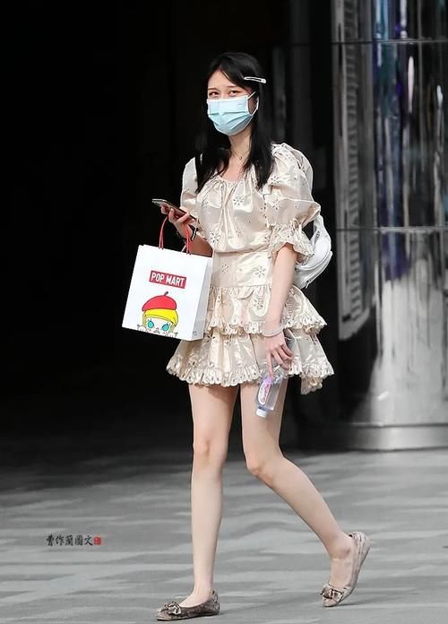 鞋子|街拍：浅口平底鞋美女，掩饰不住的轻熟风