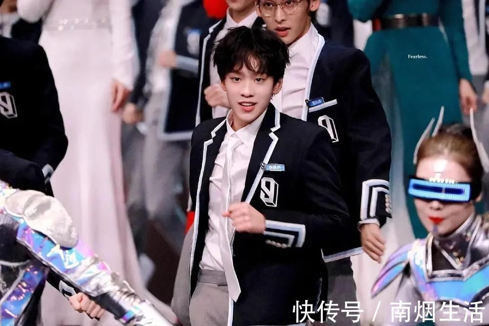 撞衫|创造营第四季和青春有你第三季练习生校服撞衫,双排扣设计赢在设计输在质感