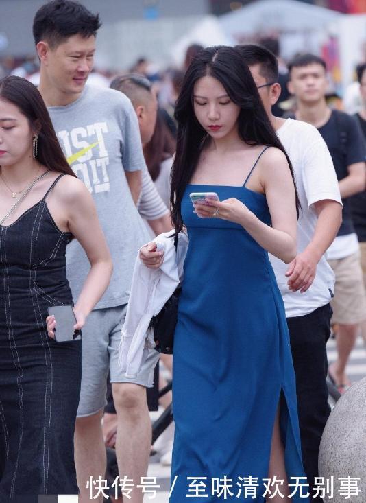 小姐姐|幽蓝长裙+银色高跟鞋,让小姐姐展现高级气质,性感又时尚