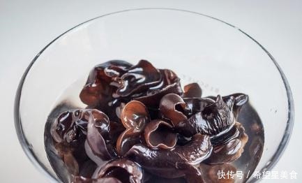 泡木耳别只用清水,教你2招,十分钟泡发,木耳饱满湿润,特干净
