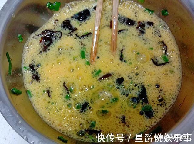 午饭|好久没吃木耳炒鸡蛋了,午饭偷个懒,炒盘木耳鸡蛋,老公:炒太少